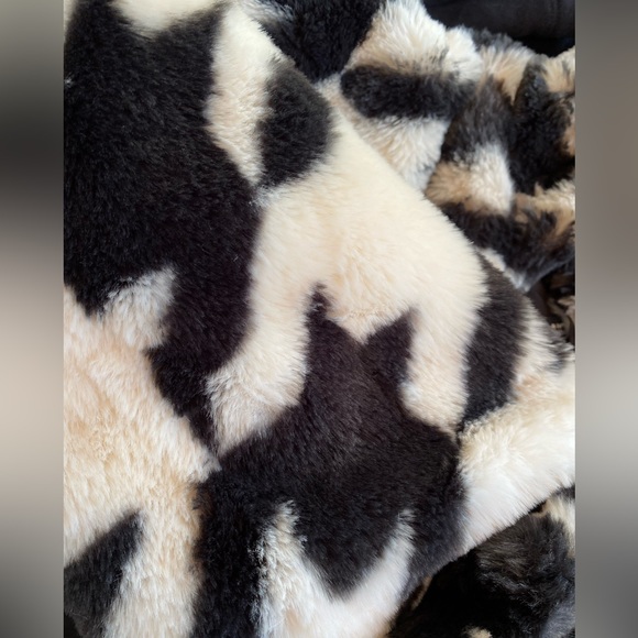 Divided Black & White Hounds Tooth XL Oversized Furry Bomber Jacket NWOT - Picture 10 of 10